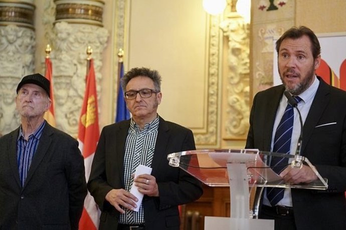 Archivo - El entonces alcalde de Valladolid, Óscar Puente, en una imagen junto a José Luis Cienfuegos y Javier Angulo.