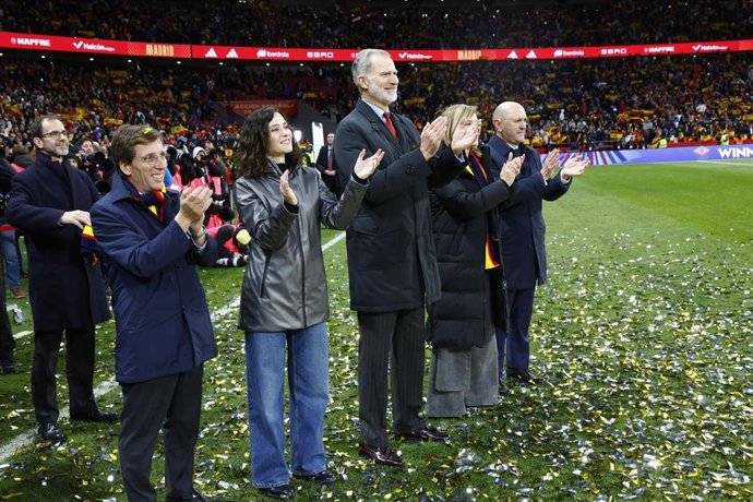 (I-D) El Alcalde De Madrid, José Luis Martínez-Almeida; La Presidenta De La Comunidad De Madrid, Isabel Díaz Ayuso Y El Rey Felipe VI, Celebran La Victoria De La Selección Femenina De Fútbol Frente A La De Alemania.