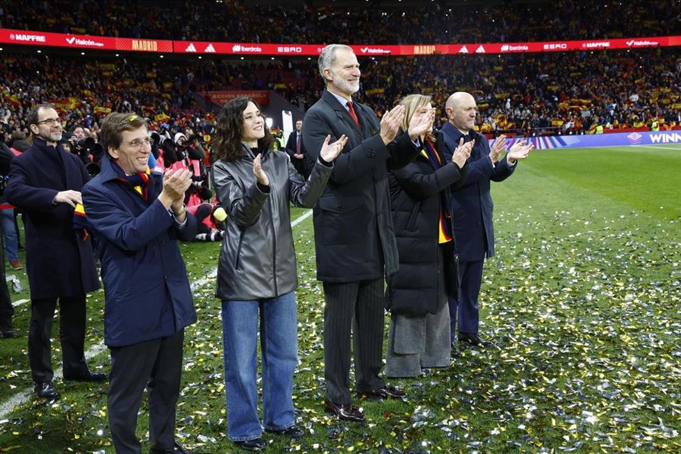(I-D) El Alcalde De Madrid, José Luis Martínez-Almeida; La Presidenta De La Comunidad De Madrid, Isabel Díaz Ayuso Y El Rey Felipe VI, Celebran La Victoria De La Selección Femenina De Fútbol Frente A La De Alemania.