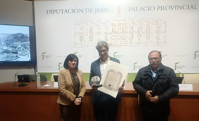 Ignacio Martín recibe el Premio Cronista Cazabán 2025 por su estudio sobre la sociedad rural jiennense.