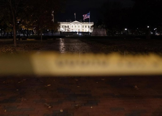 Cinta de seguridad frente a la Casa Blanca tras el tiroteo contra dos miembros de la Guardia Nacional en la capital de EEUU, Washington DC