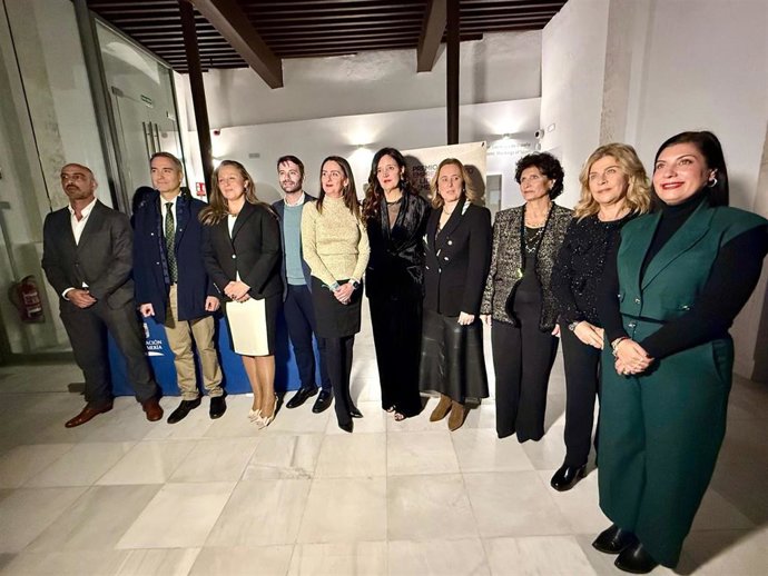 Foto familiar de los II Premios al Emprendimiento y Liderazgo Femenino de Almería.
