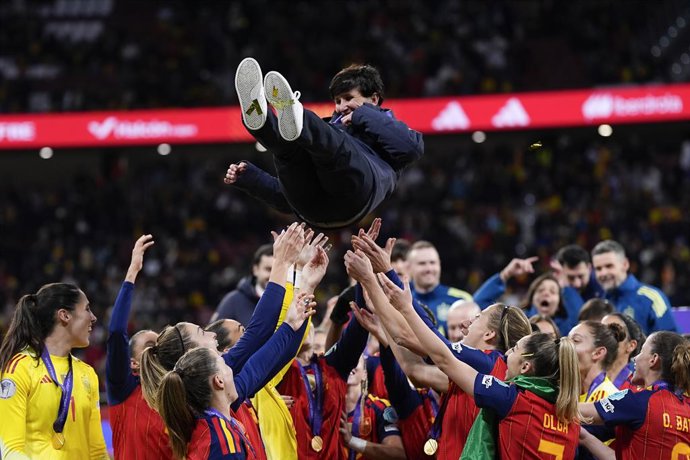 Sonia Bermudez, head coach of Spain, is hold up by her players after winning during the UEFA Women's Nations League 2025 final second leg match between Spain and Germany at Riyadh Air Metropolitano stadium on December 02, 2025 in Madrid, Spain.