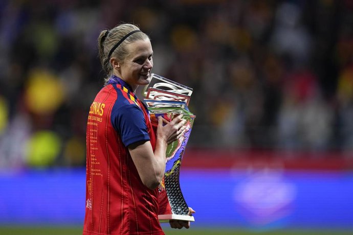 Irene Paredes con el trofeo de campeonas de la Liga de Naciones
