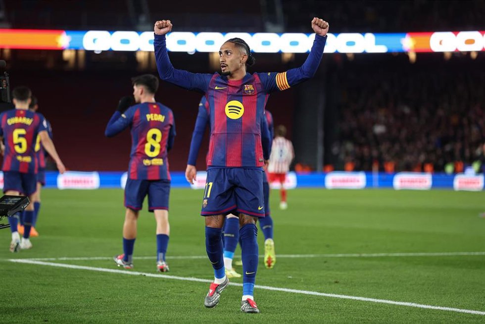 Raphinha celebra un gol en el partido entre FC Barcelona y Atlético de Madrid en el Spotify Camp Nou