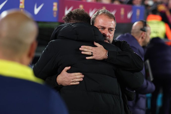 Diego Simeone, técnico do Atlético de Madri, e Hansi Flick, técnico do FC Barcelona, se cumprimentam durante a partida de futebol do Campeonato Espanhol, La Liga EA Sports, disputada entre o FC Barcelona e o Atlético de Madri no estádio Spotify Camp Nou e