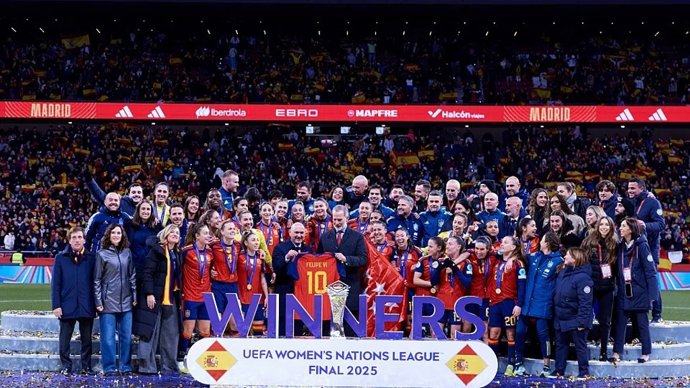 El presidente de la RFEF, Rafael Louzán, entrega una camiseta de la Selección a SM el Rey Felipe VI junto a las campeonas de la UEFA Nations League