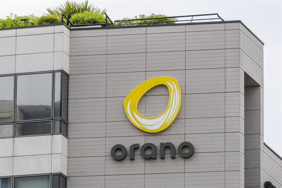 Archivo - El logotipo de la empresa energética francesa Orano, en la fachada de su sede