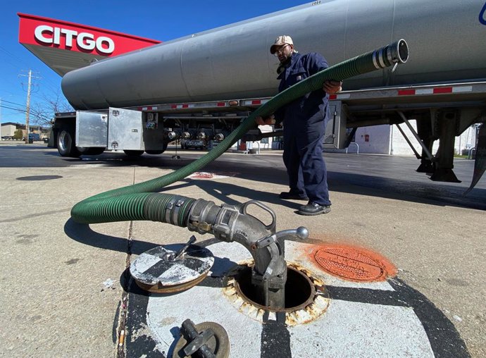 Archivo - April 21, 2022, Racine, Wisconsin, USA: ANDREW COLLIER delivers gas to a Citgo gas station and convenient mart in Racine, Wisconsin Thursday April 21 2022.The price for regular was $3.89 per gallon. While prices were briefly $4.07 in the area, t