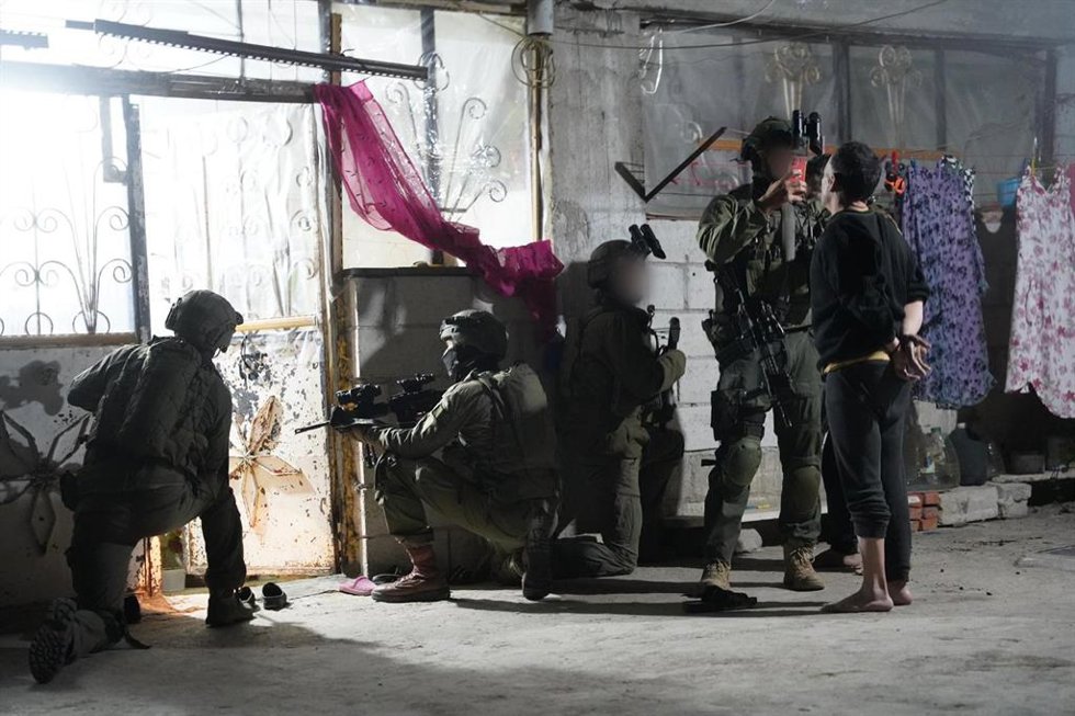 Soldados de las Fuerzas de Defensa de Israel (FDI) en una operación militar en Beit Jinn, en el sur de Siria