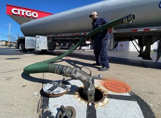Archivo - Arxiu - Un treballador duu a terme el subministrament de combustible en una gasolinera Citgo a Wisconsin, els Estats Units