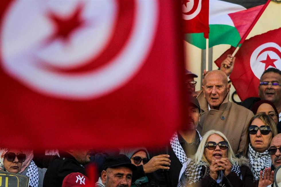 Archivo - El opositor tunecino Ahmed Najib Chebbi (el segundo hombre por la derecha), en una manifestación del Frente de Salvación Nacional que él mismo lidera