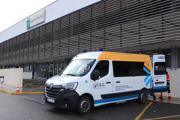 Archivo - Imagen de archivo de una ambulancia ante el Hospital Comarcal de Montilla, en la Campiña Sur.