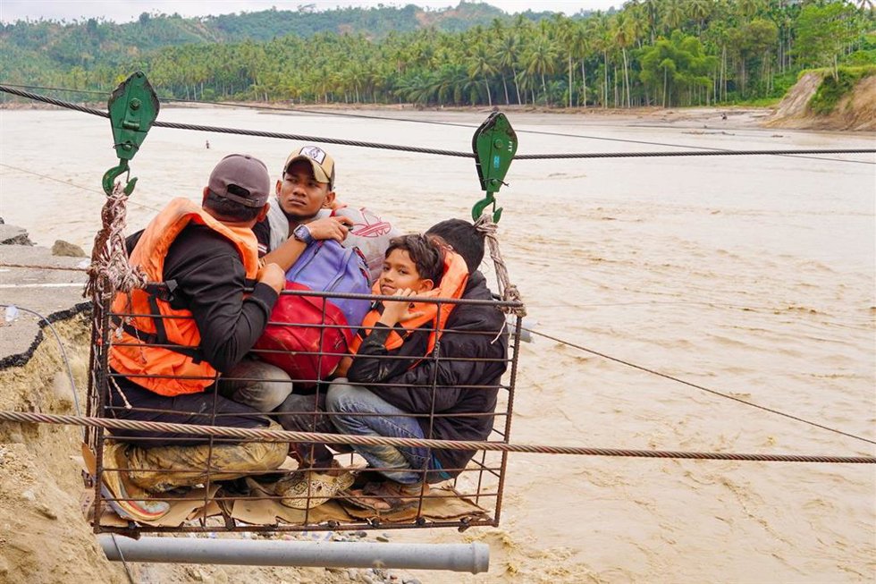 Varias personas siendo rescatadas durante las fuertes inundaciones en Indonesia.