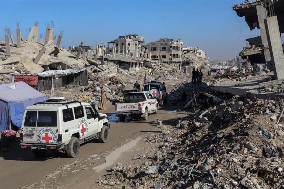 Imagen de archivo de varios vehículos de Cruz Roja en la Franja de Gaza.