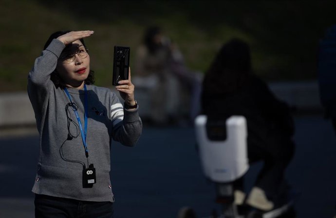 Archivo - Señora toma una fotografía mientras hace turismo, en las inmediaciones del Museo del Prado, a 20 de febrero de 2024, en Madrid (España).