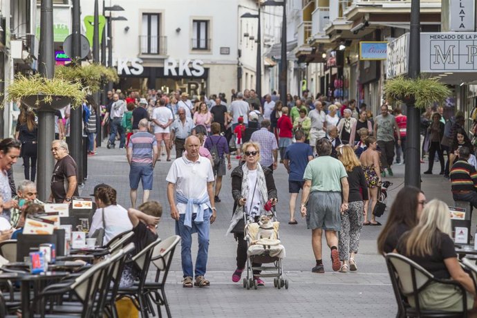 Archivo - Una calle de Benidorm, Alicante, próxima al paseo marítimo, llena de turistas paseando y en las terrazas, durante las vacaiones de Semana Santa.