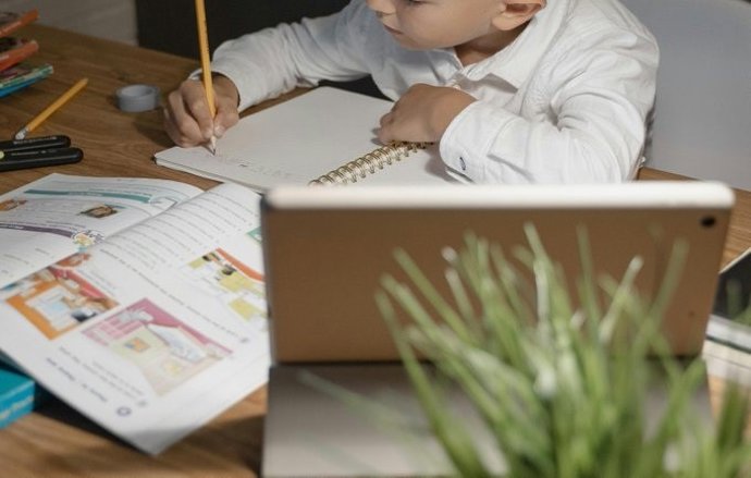 Imagen de archivo de un niño con una tablet