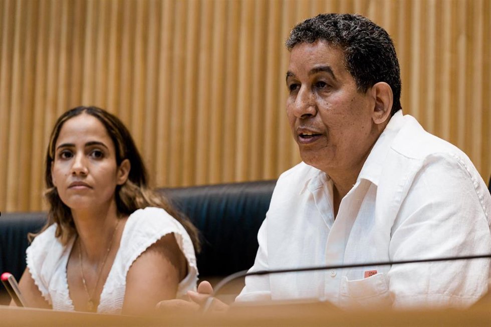 Archivo - La diputada de Sumar Tesh Sidi y el delegado del Frente Polisario en España, Abdulah Arabi, durante de la recepción de niñas y niños saharauis del programa Vacaciones en Paz, en el Congreso de los Diputados, a 16 de julio de 2025, en Madrid 