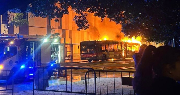 Un autobús arde en la Cartuja