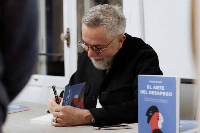 El publicitario Jorge Oller ha presentado su primer libro El arte del desapego junto a Toni Segarra