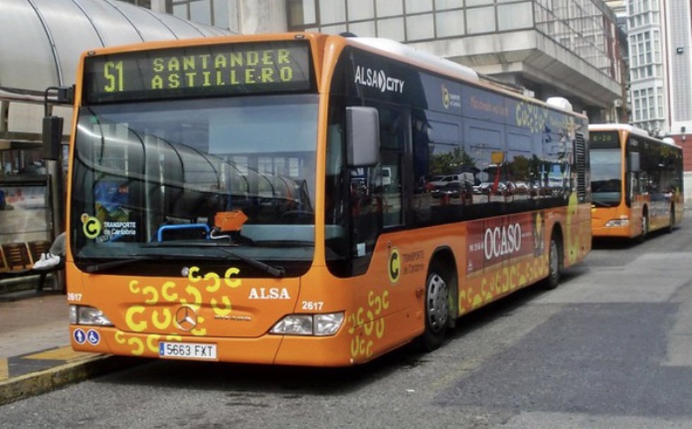 Archivo - Autobuses en Cantabria