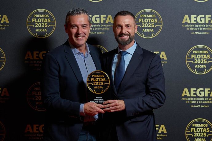 El category manager Compras de Grupo Fuertes (izquierda) Gabriel Alcón,  y el supervisor de Logística de El Pozo Alimentación (derecha) Juan Carlos Cambronero,  recogen el premio Flotas 2025