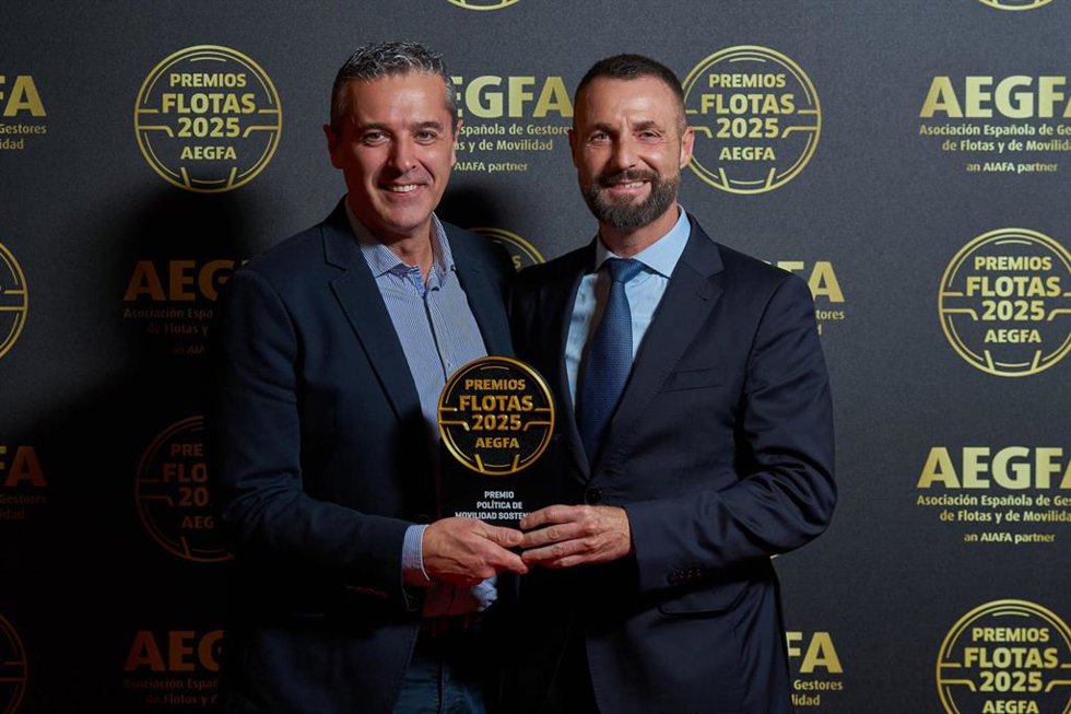 El category manager Compras de Grupo Fuertes (izquierda) Gabriel Alcón,  y el supervisor de Logística de El Pozo Alimentación (derecha) Juan Carlos Cambronero,  recogen el premio Flotas 2025