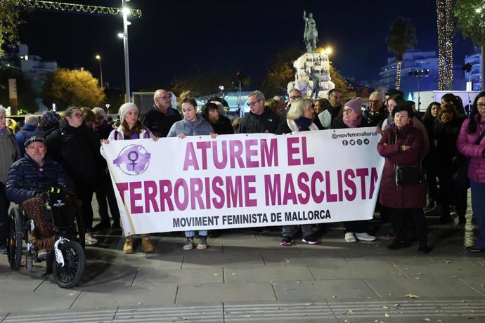 Archivo - Decenas de personas durante la concentración condena del asesinato machista de una mujer en Can Pastilla.