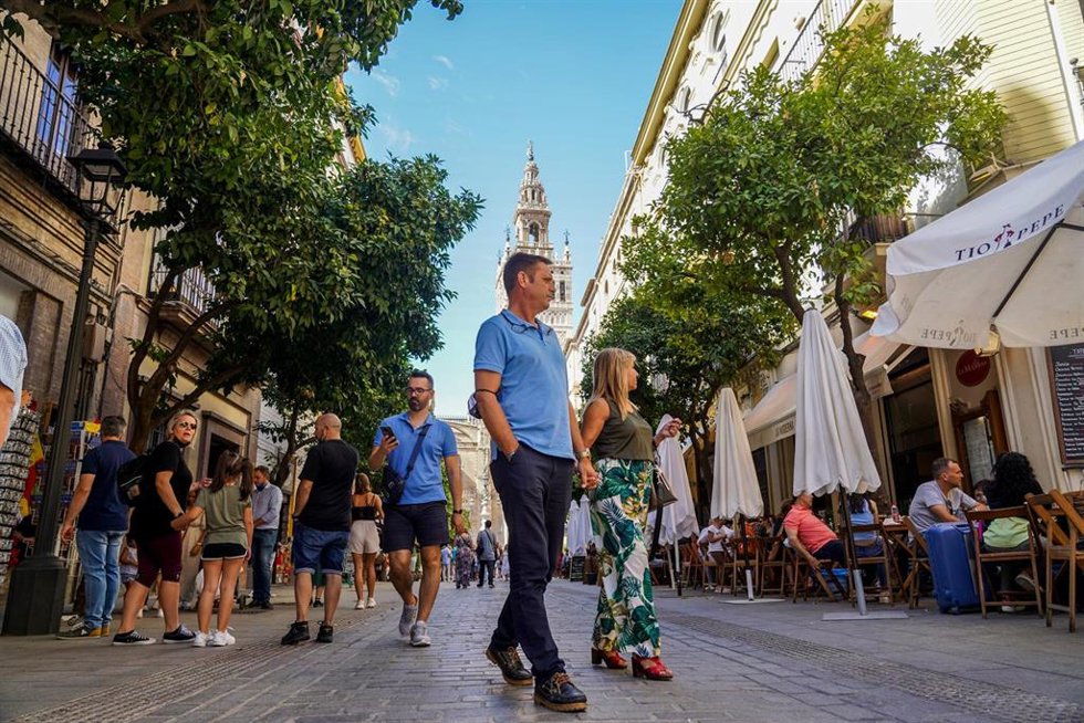 Archivo - Gran cantidad de turistas por el entorno de la Catedral de Sevilla en imagen de archivo.