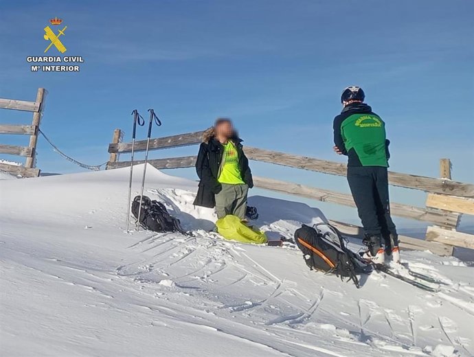 El GREIM de la Guardia Civil auxilia a un senderista en situación de alto riesgo en el pico San Lorenzo