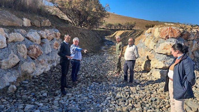 El delegado territorial de Agricultura, Pesca, Agua y Desarrollo Rural, Fernando Fernández Tapia-Ruano, y el concejal de Agricultura, Ganadería y Seguridad de Coín, Antonio González García, han visitado la finalización de las obras de emergencia.
