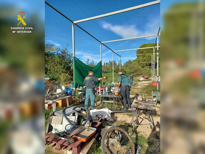 Desmantelan un taller ilegal cerca del Parque Natural de las Lagunas de la Mata y Torrevieja