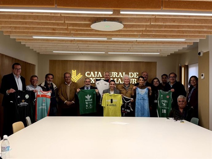 Caja Rural de Extremadura firma convenios de colaboración con diez federaciones deportivas y clubes de la región