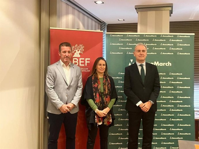 Representantes de Banca March y la Asociación Balear de la Empresa Familiar, en la presentación del informe.