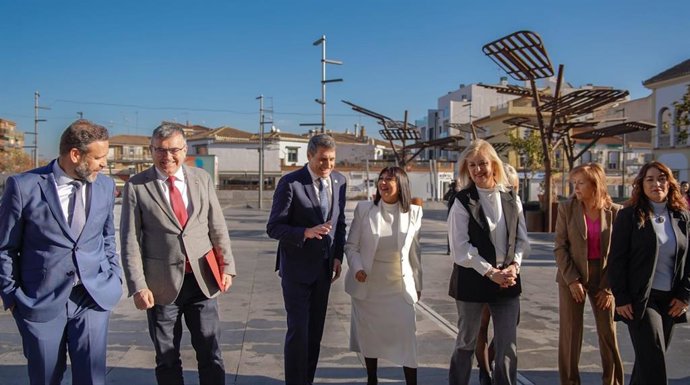 Archivo - El delegado del Gobierno en Andalucía y secretario general del PSOE en la provincia de Granada, Pedro Fernández, en un encuentro institucional con la alcaldesa de Armilla, Loli Cañavate, en el centro de esta imagen de archivo