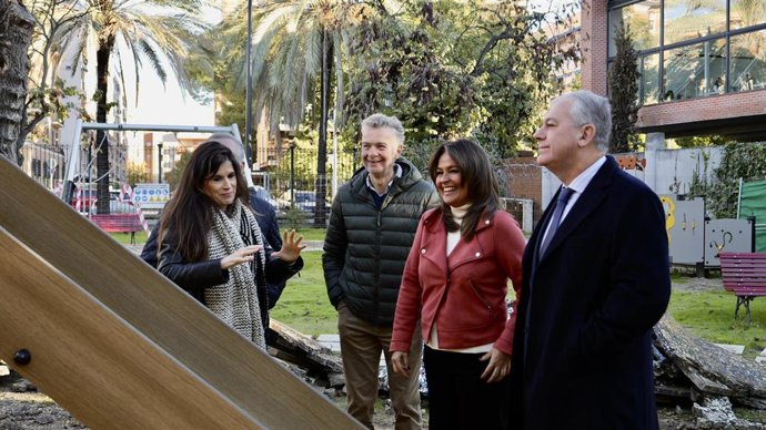 El alcalde de Sevilla, José Luis Sanz, visita el nuevo parque infantil de los Jardines de la Buhaira en Sevilla.