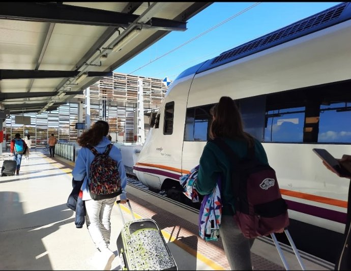 Archivo - Estación de trenes de Huelva.