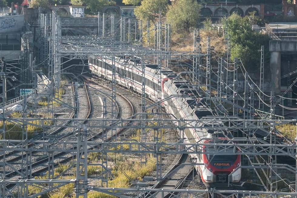 Archivo - Un tren de cercanías