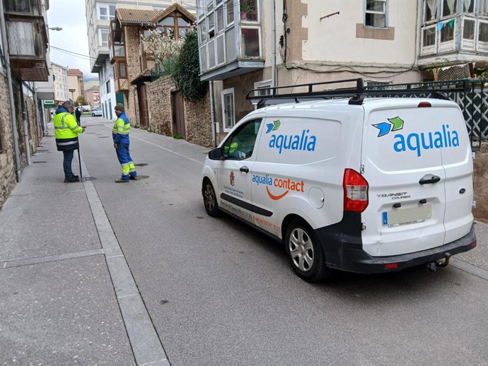 Archivo - Furgoneta de Aqualia