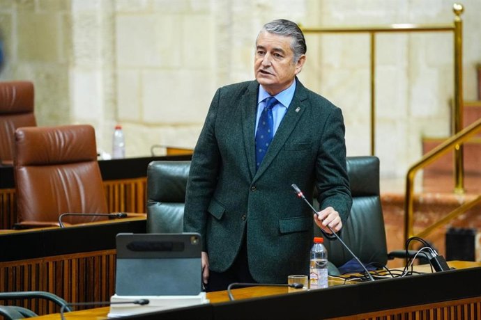 El consejero de Sanidad, Presidencia y Emergencias de la Junta de Andalucía, Antonio Sanz, en el Pleno del Parlamento de Andalucía del 3 de diciembre de 2025.