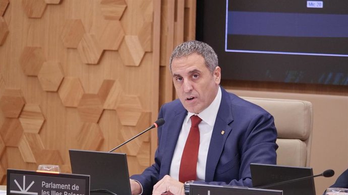 El director general de Emergencias e Interior del Govern, Pablo Gárriz, durante su comparecencia en la comisión parlamentaria de este miércoles