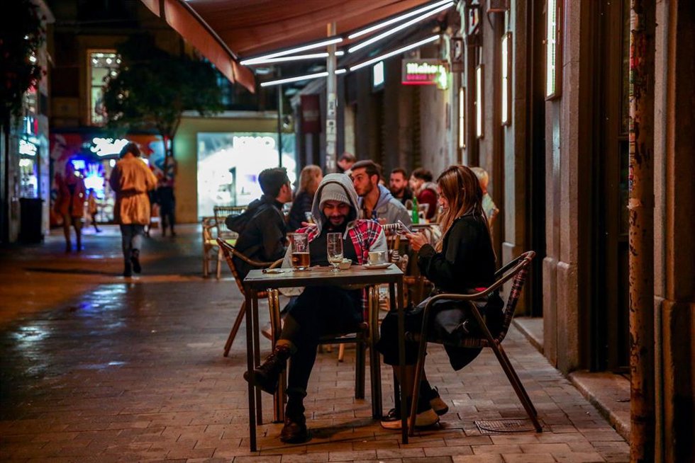 Archivo - Ambiente en una terraza de un establecimiento de Chueca