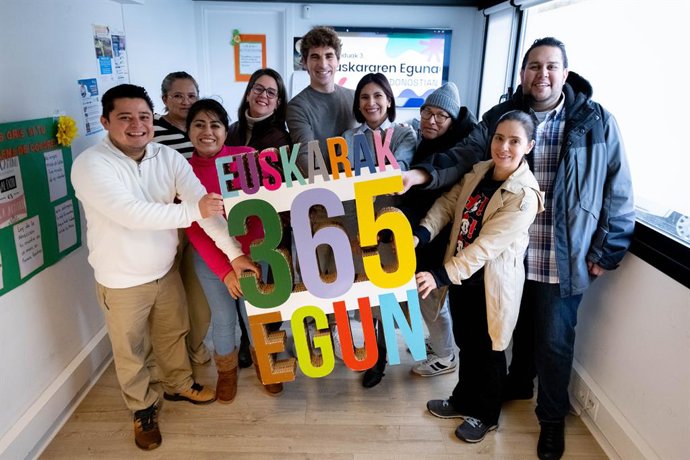 Jon Insausti Aiete auzoko Esperanza Latina Elkartearen egoitzan, euskara ikasleekin