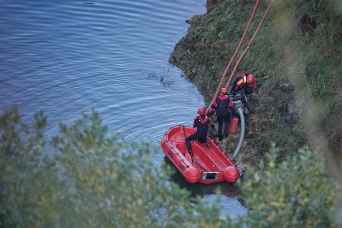 Agentes de la UME rastrean la balsa de Berbes, a 2 de diciembre de 2025, en Ribadesella, Asturias (España), para buscar los restos de dos personas, madre e hija, desparecidas en 1987, en alguno de los vehículos que están sumergidos en el agua.