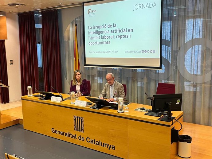 Ciriaco Hidalgo, presidente de Ctesc, y Maria Galindo, secretaria de Polítiques Digitals de la Generalitat, en el acto de este miércoles en la sede del Ctesc.