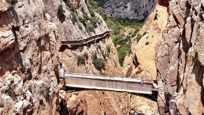 El Caminito del Rey se ha convertido en un emblema del senderismo y del turismo activo de España en los diez años que ha cumplido ya desde su recuperación y su reapertura. En este tiempo, tres millones de personas han transitado por sus pasarelas