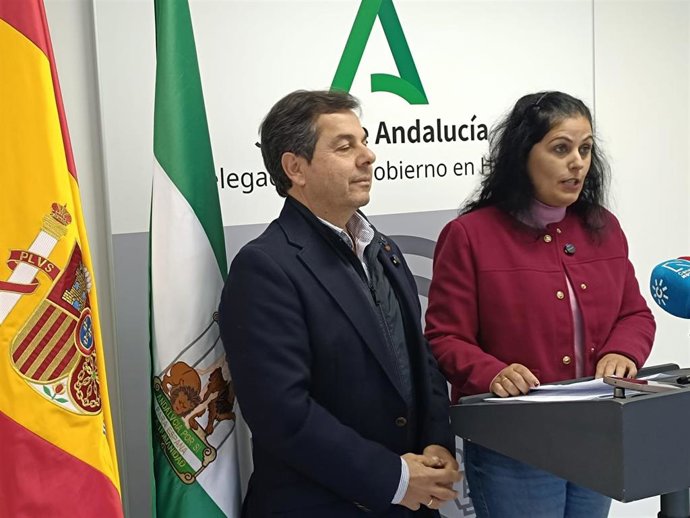 El delegado de Inclusión Social, Juventud, Familias e Igualdad de la Junta de Andalucía en Huelva, José Manuel Borrero, y la coordinadora provincial del Instituto Andaluz de la Mujer (IAM), Laura Sánchez.