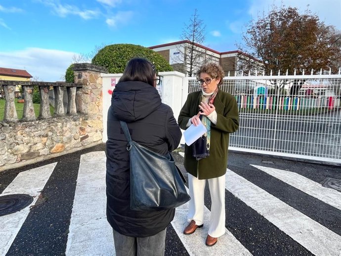 La diputada regional del PP de Asturias, Gloria García, durante su visita este miércoles al colegio.