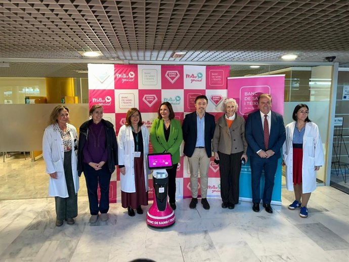 La consellera de salud de baleares, Manuela García, la gerente del Banco de Sangre de Baleares , Rosa María Tarragó, la directora técnica del Banco de Sangre, Teresa Giménez, y un representante de la empresa desarrolladora